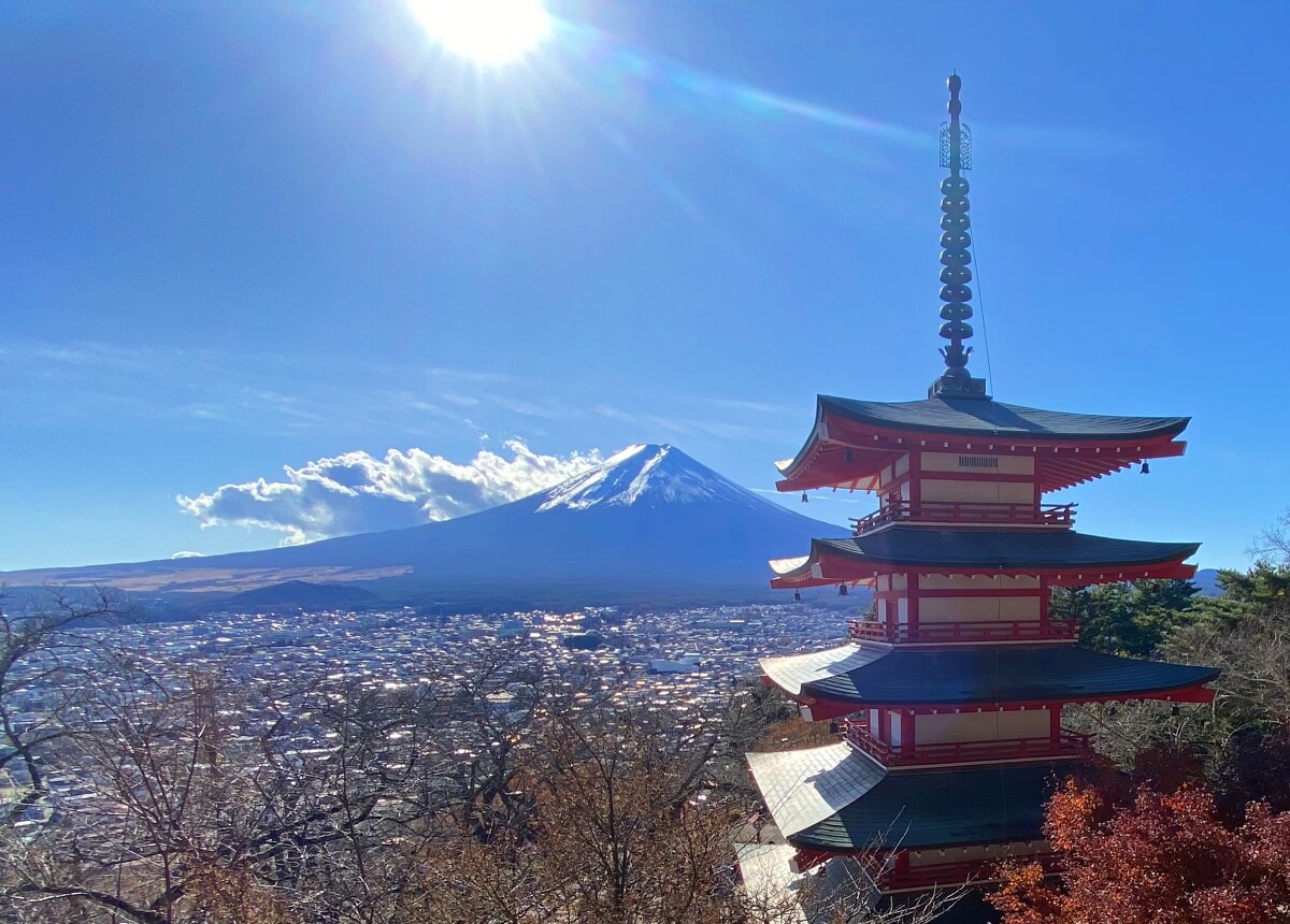 新倉山浅間公園の展望デッキから見える富士山と五重塔