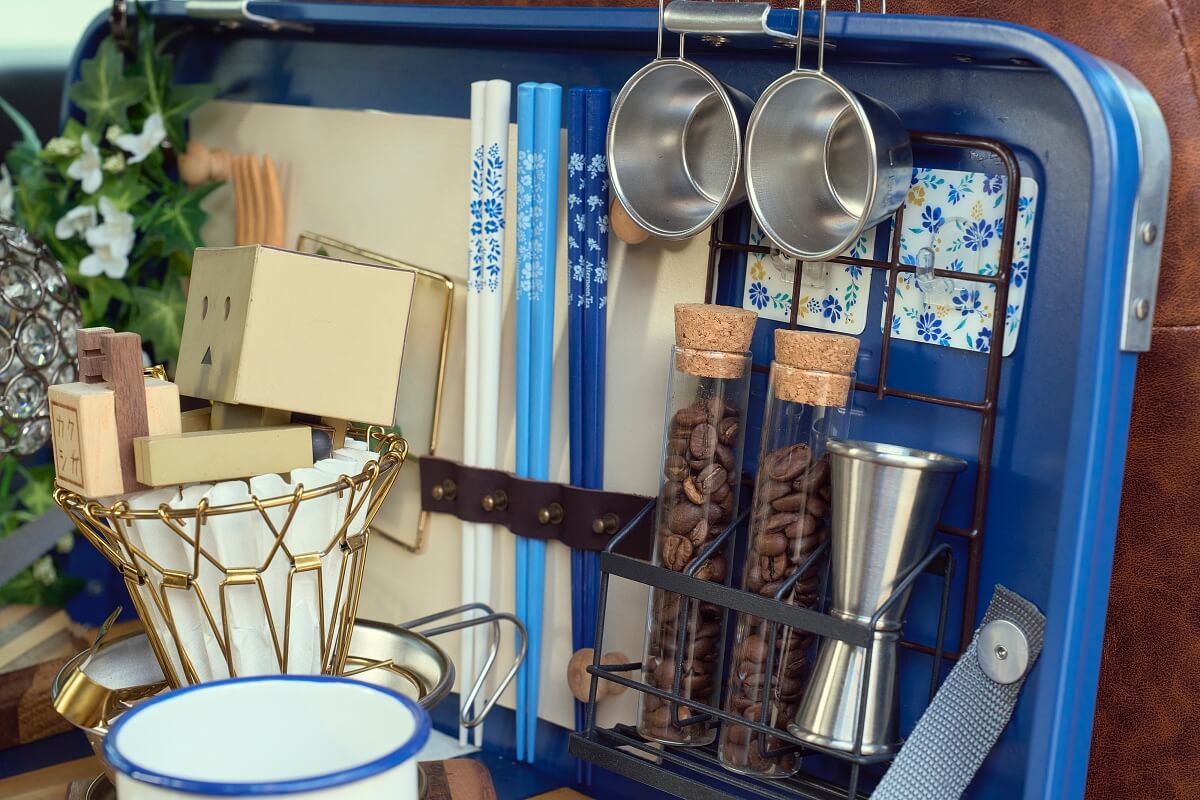 カスタムしたコンテナボックスの蓋には、コーヒー豆やシェラカップなどをディスプレイ収納している