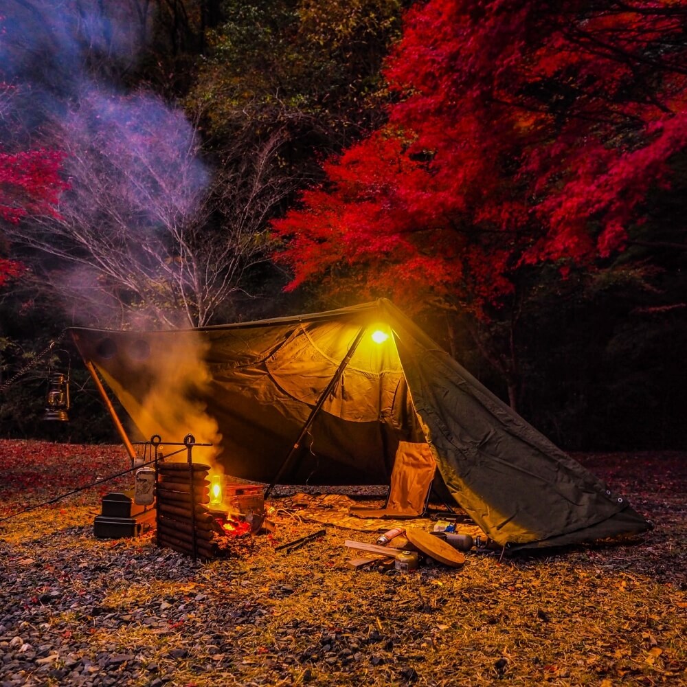ミリタリースタイルでソロキャンプする様子