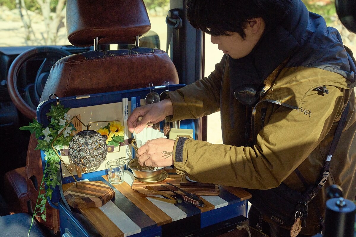 コンテナボックスのディスプレイを整えているジベキャンプさん