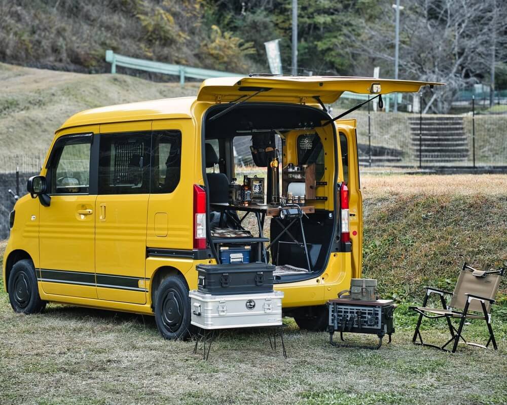 ジベキャンプさんが最初に車中泊カスタムした黄色いN-VANの写真