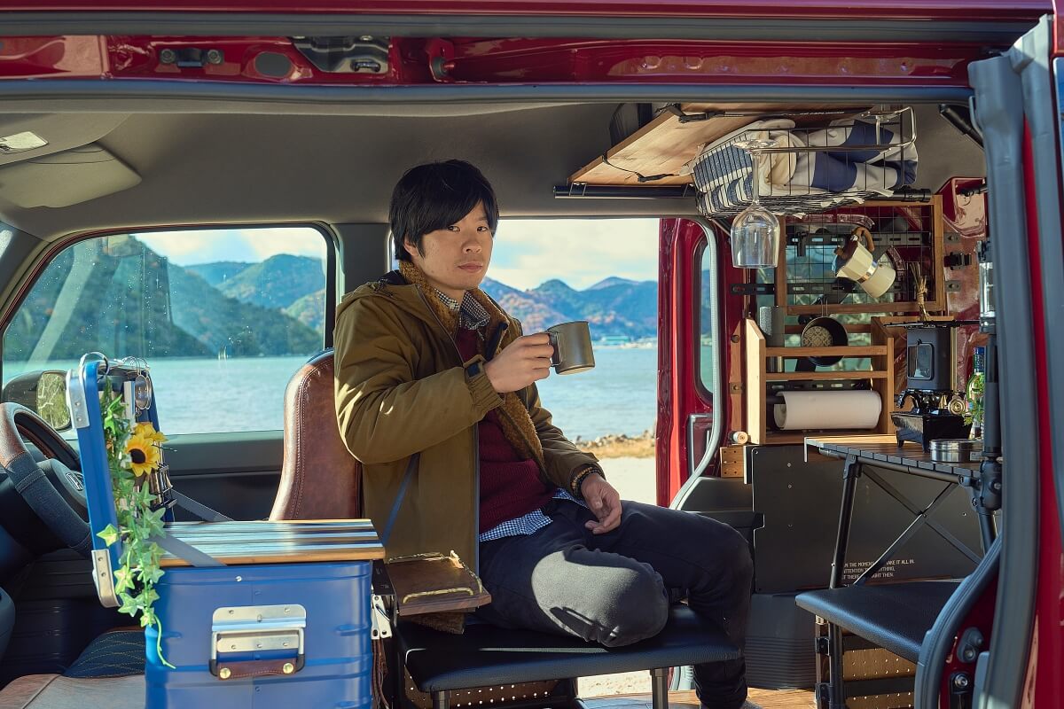 N-VANデナリの車内でお茶を飲むジベキャンさん