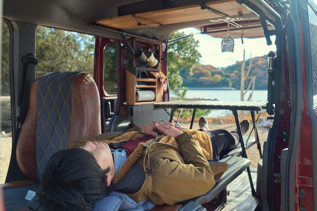 N-VANデナリの車内で横たわるジベキャンさん