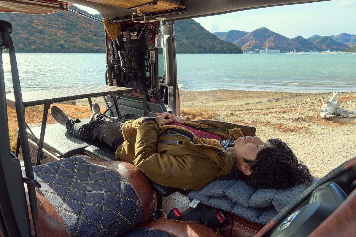 N-VANデナリの車内で横たわるジベキャンさん