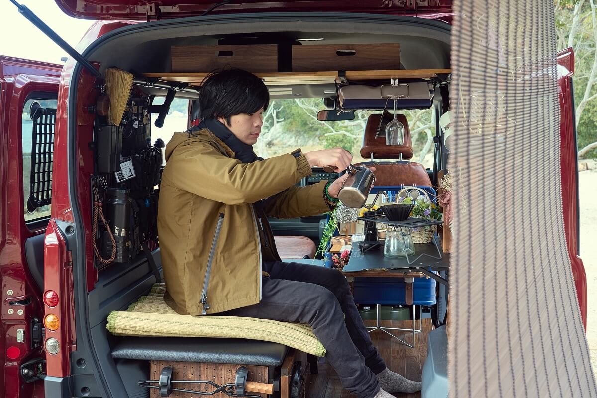 N-VANデナリの車内でコーヒーを淹れるジベキャンさん