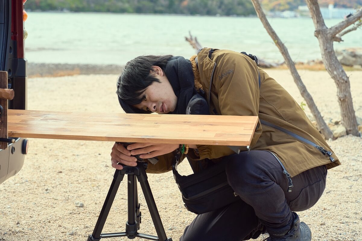 N-VANデナリ車内の天井板をはずし、三脚をつけてテーブルとして使用するジベキャンさん