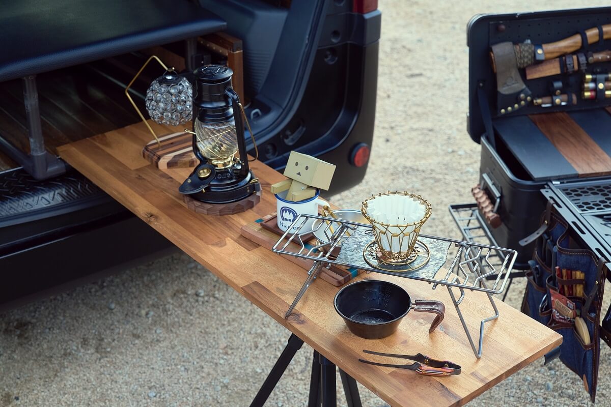 ベッドキットのフレームに天板を固定してキャンプ用テーブルを展開する