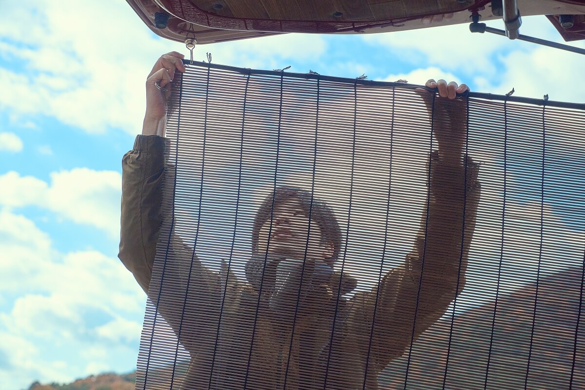 テールゲートに簾を設置するジベキャンさん