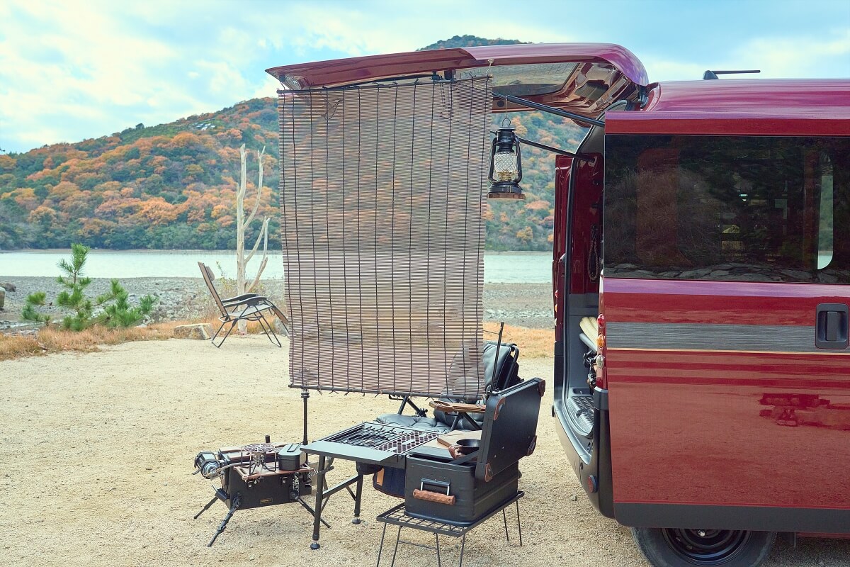 N-VANのテールゲートに簾を垂らしてキャンプする様子