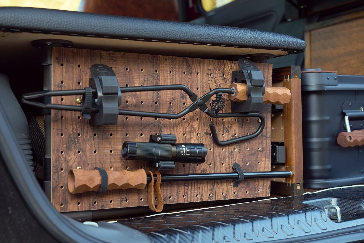 ベッドキット下の収納スペースの扉もキャンプギアのディスプレイ収納として活用