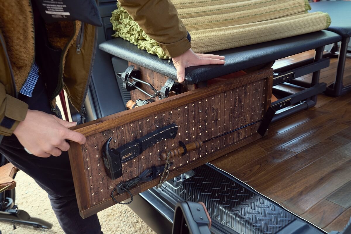 ベッドキット下の収納スペースの引き戸もキャンプギアのディスプレイ収納として活用