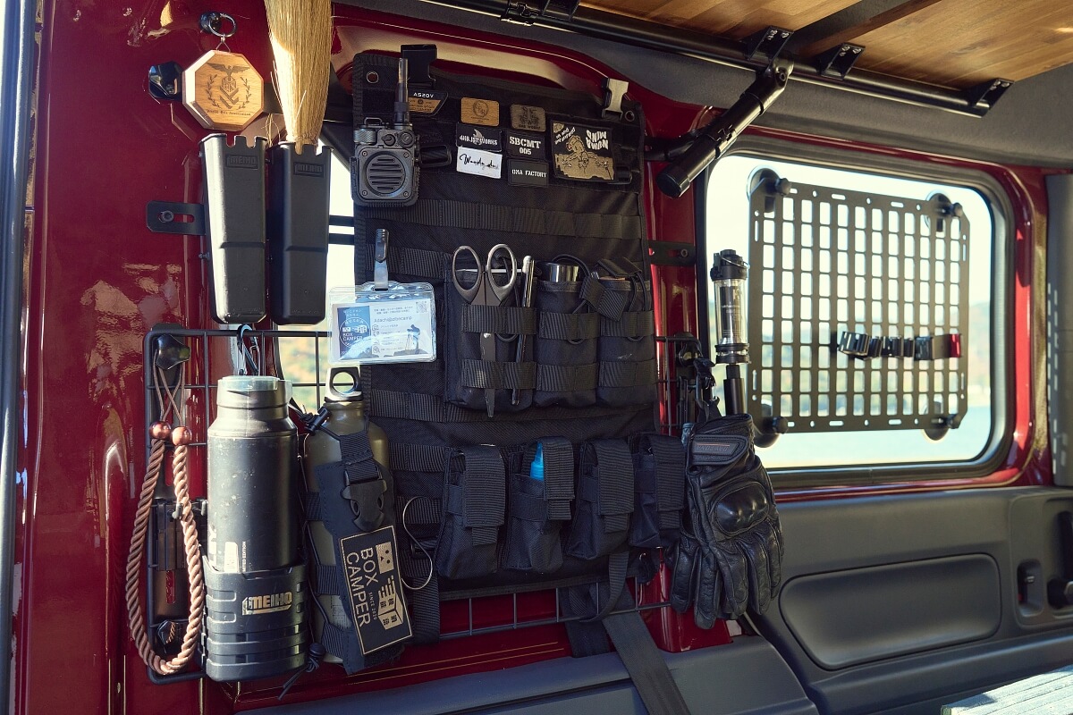 N-VANの荷室の壁にウォールポケットやメタルラックを付けてディスプレイ収納として活用