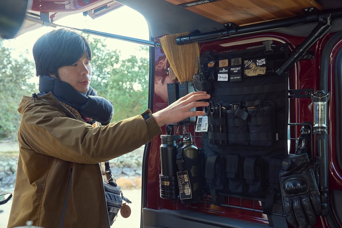 N-VANの荷室のディスプレイ収納について説明するジベキャンさん