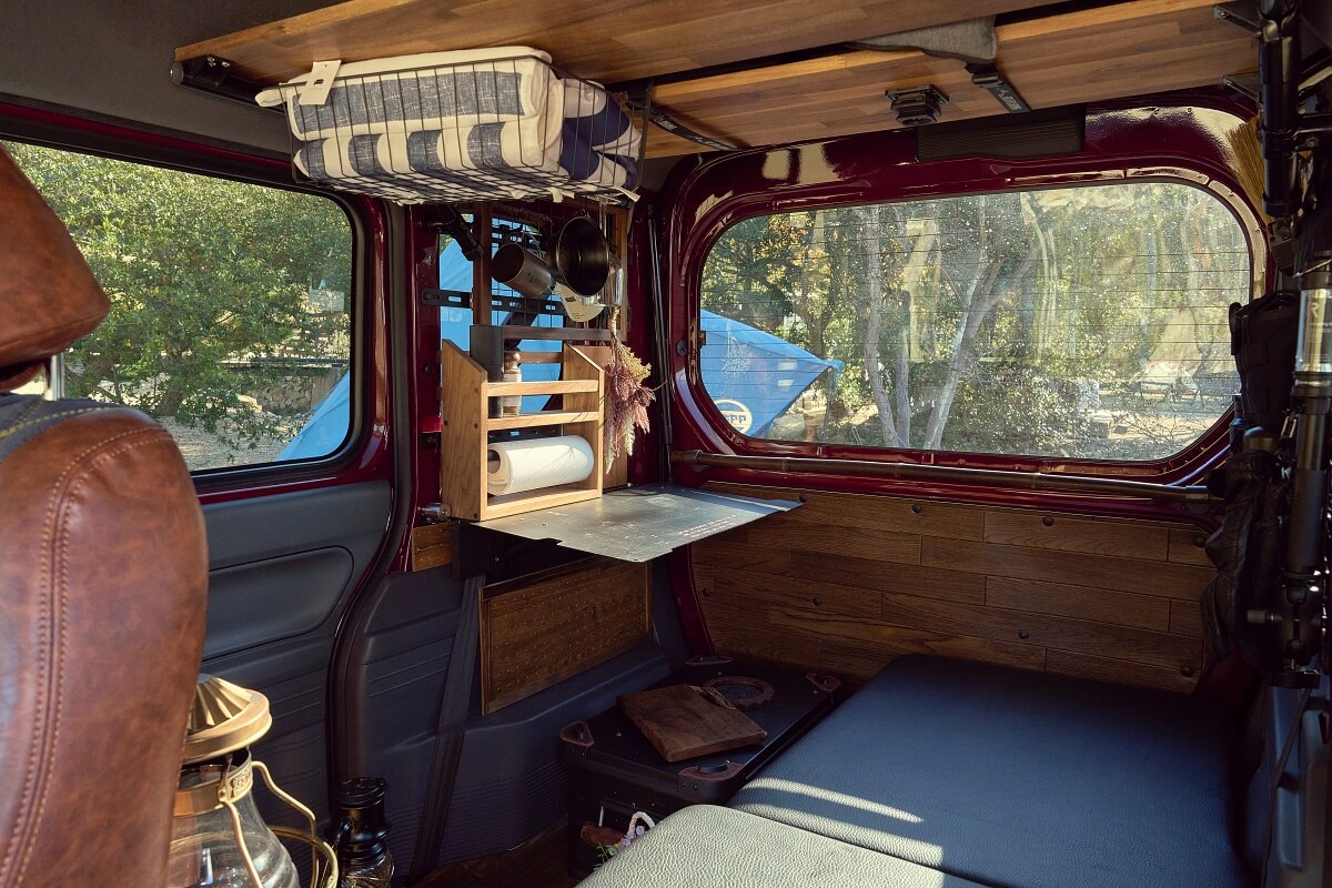 N-VANの荷室の壁に設置した折りたたみ式のテーブル