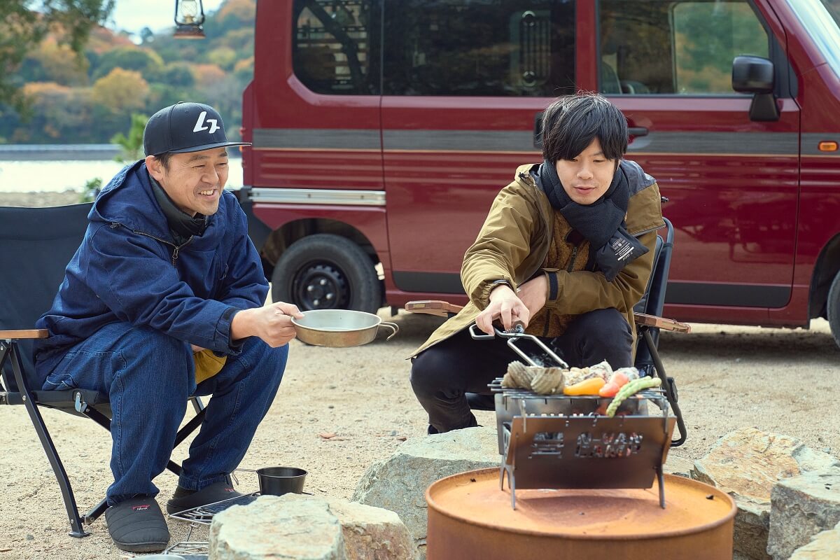 岡山県備前市日生のキャンプ場「カクカクシカジカ」で海鮮BBQを楽しむジベキャンさんとラスファクトリさん