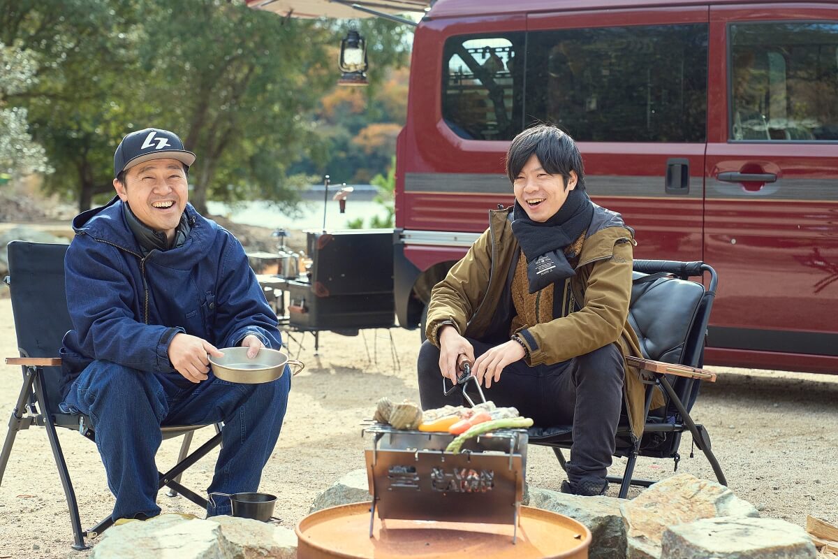 岡山県備前市日生のキャンプ場「カクカクシカジカ」で海鮮BBQを楽しむジベキャンさんとラスファクトリさん