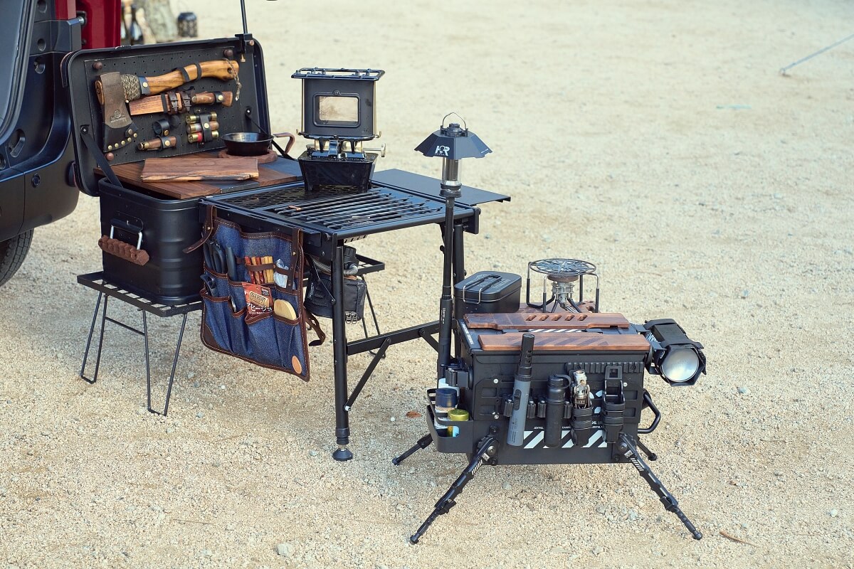 コンテナボックスにつなげたグラウスのエクステンションテーブルと、弾薬箱をリメイクしたサイドテーブル「ストレージドッグ」