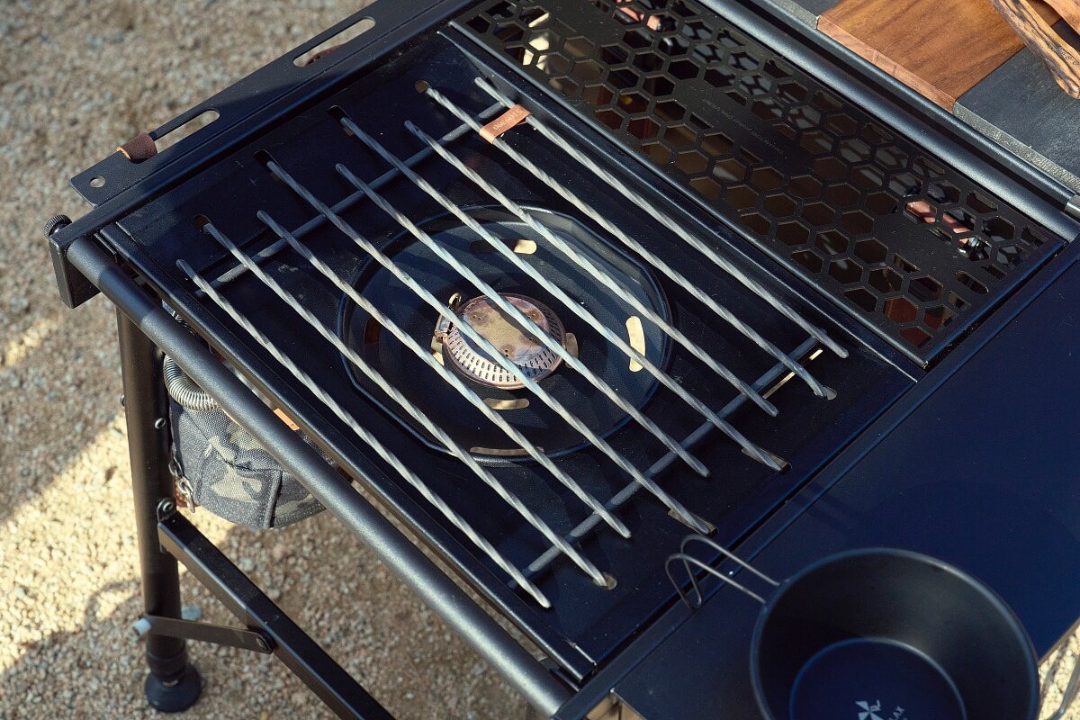 フラットバーナーの上にセットした「ゴトク390」