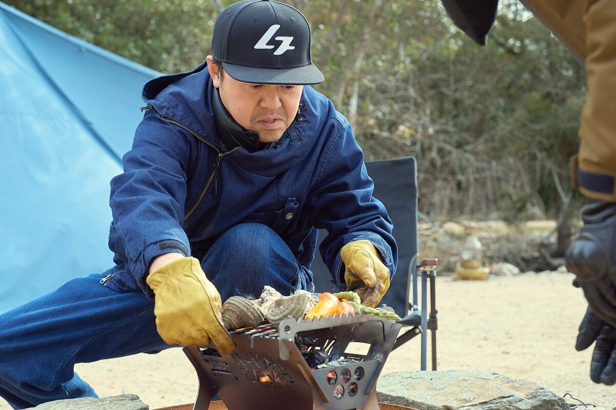 焚き火台の上に「ゴトク390」をセットして海鮮BBQをするラスファクトリさん