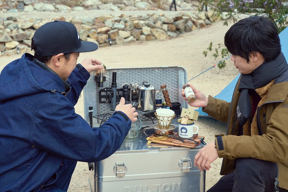 ラスボックスのラス網にキャンプギアをディスプレイするラスファクトリさんとジベキャンプさん