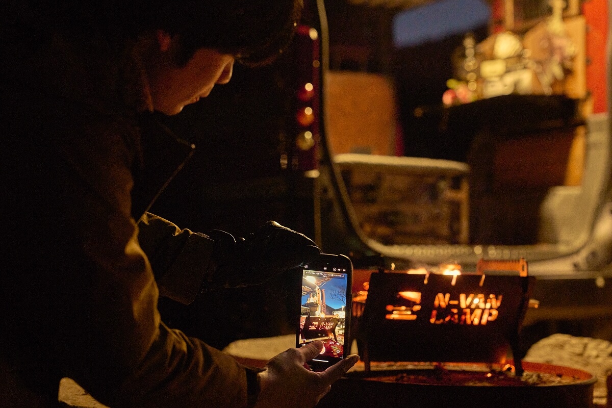 Instagramリール用の動画を撮影するジベキャンさん