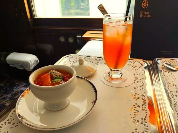 2024神奈川県箱根町旅行記ブログ・箱根ラリック美術館のオリエント急行でカフェ