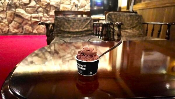 2024王ヶ頭ホテル宿泊記ブログ・ドリンクカウンターで頼んだチョコレートアイスクリーム