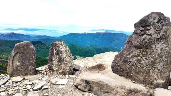 王ヶ頭ホテルから歩いてすぐの王ヶ頭の山頂（2034m）