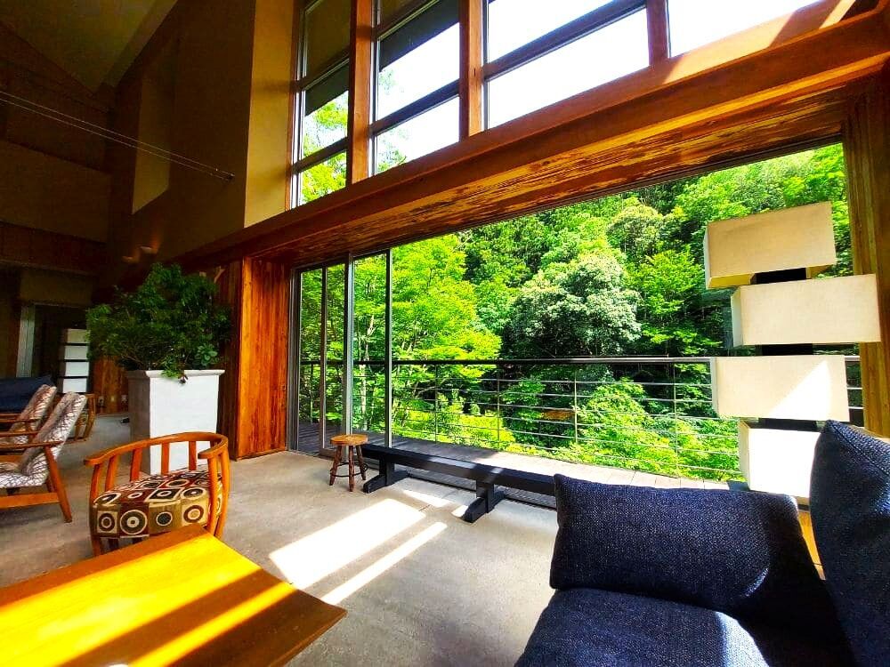 2023宿泊記ブログあせび野のロビーからの景色