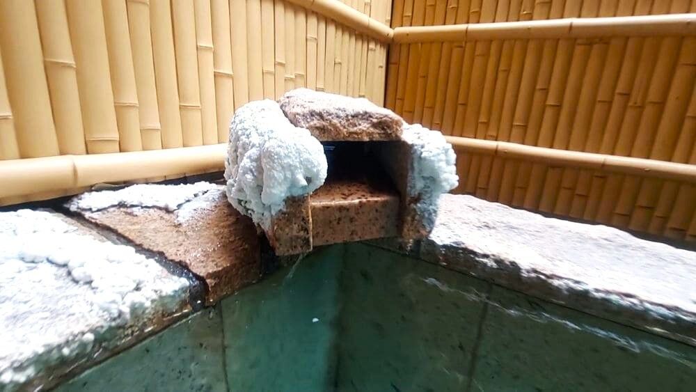 2023宿泊記ブログあせび野の花の蔵の温泉露天風呂には温泉成分が結晶化している