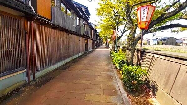 2023金沢旅行記ブログ・主計町茶屋街の川沿いの道