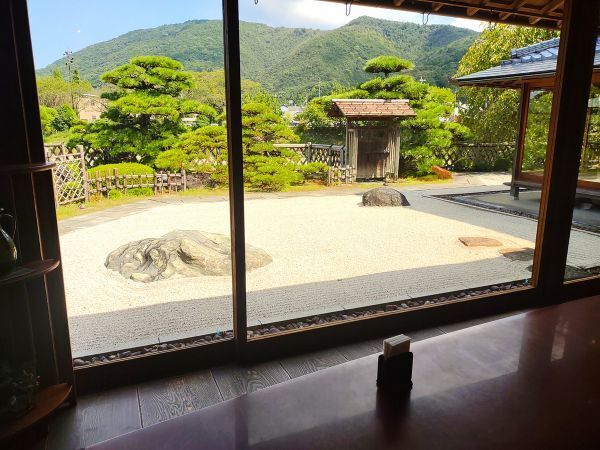 2024三重県伊勢市旅行記ブログ・伊勢神宮内宮の表参道にある五十鈴茶屋の日本庭園