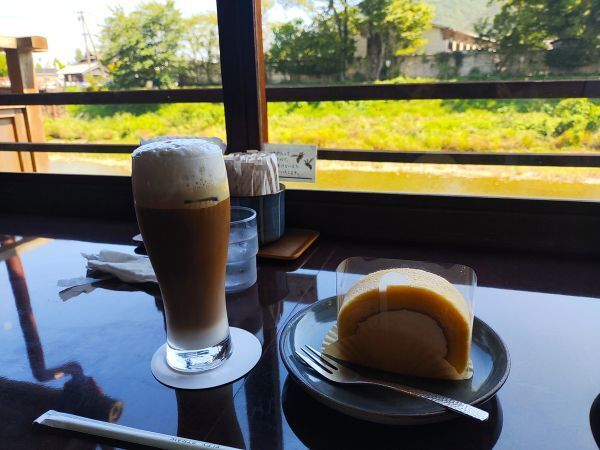2024三重県伊勢市旅行記ブログ・五十鈴川カフェで和三盆ロールケーキとドリンクを注文