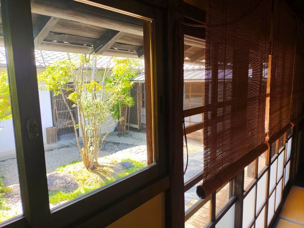 2024奈良県明日香村宿泊記ブログ・あすか癒俚の里森羅塾の リビングスペースからみえる中庭