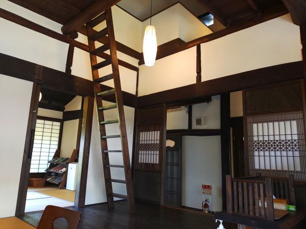 2024奈良県明日香村宿泊記ブログ・あすか癒俚の里森羅塾の リビングスペースにあるはしご
