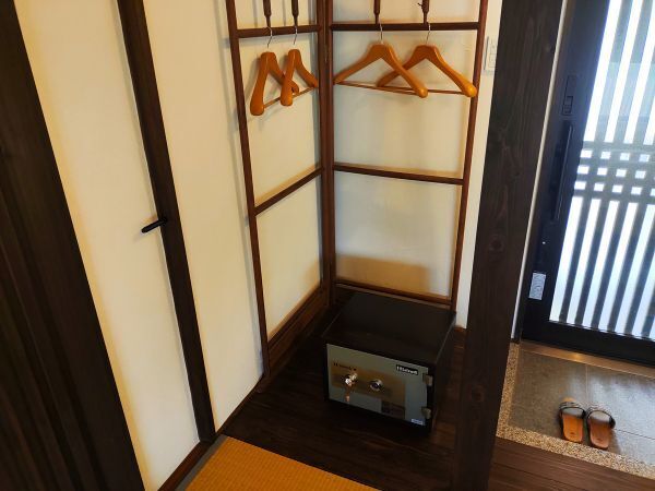 2024奈良県明日香村宿泊記ブログ・あすか癒俚の里森羅塾の 寝室にあるセーフティーボックス