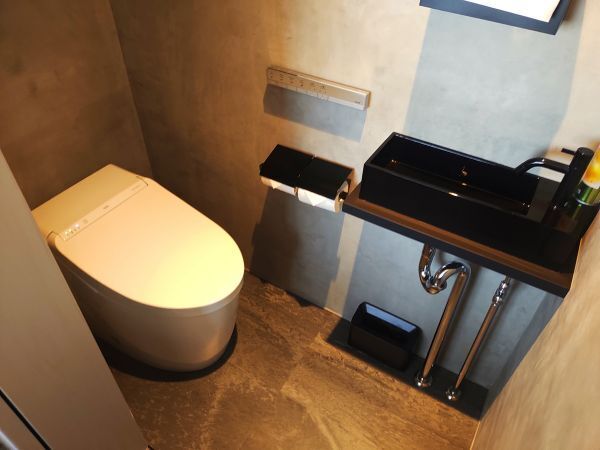 2024兵庫県淡路島宿泊記ブログ・VILLARESFEEL（ヴィラレスフィール）のJIZAIの1階寝室にあるトイレ