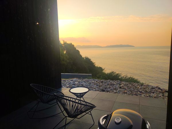 2024兵庫県淡路島宿泊記ブログ・VILLARESFEEL（ヴィラレスフィール）のJIZAIのテラスからの夕景