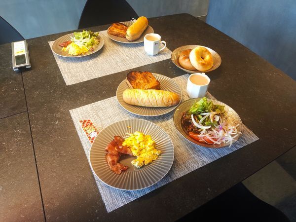2024兵庫県淡路島宿泊記ブログ・VILLARESFEEL（ヴィラレスフィール）のJIZAIの朝食セットを調理