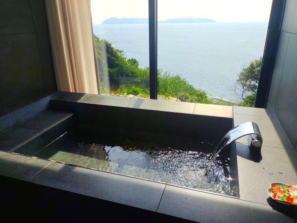 2024兵庫県淡路島宿泊記ブログ・VILLARESFEEL（ヴィラレスフィール）のJIZAIの浴槽にお湯張り