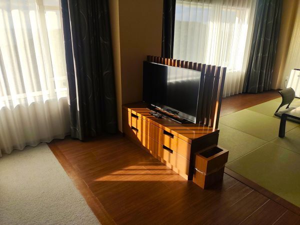 2024愛知県田原市・渥美半島宿泊記ブログ・伊良湖オーシャンリゾートのジュニアスイートのベッドスペースからみれるテレビ