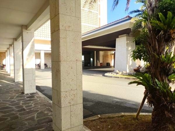 2025沖縄県恩納村宿泊記ブログ・ハイアットリージェンシー瀬良垣アイランド沖縄の本館入口2