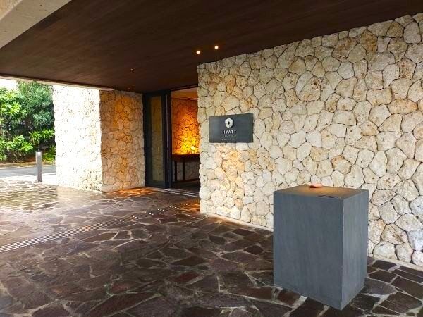 2025沖縄県恩納村宿泊記ブログ・ハイアットリージェンシー瀬良垣アイランド沖縄のザ・ビーチ棟の入り口