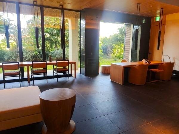 2025沖縄県恩納村宿泊記ブログ・ハイアットリージェンシー瀬良垣アイランド沖縄のザ・ビーチハウスのエントランスホール