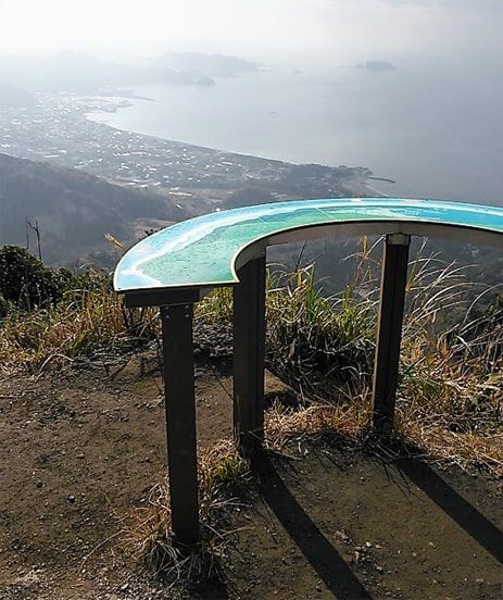 地球が丸く見える展望台から海を臨む