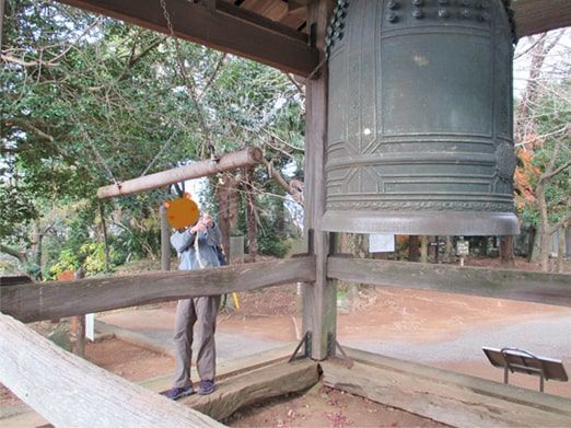 弘法山で鐘をつく友人