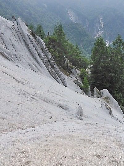 ビーチのような白砂の山頂