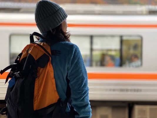 山ガールがホームで電車を待つ姿