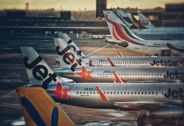 ジェットスター機が空港に並ぶ