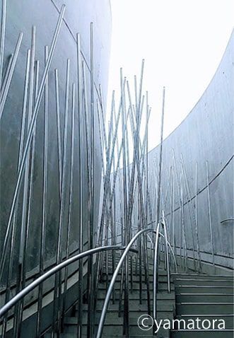 市原湖畔美術館の外階段に生えているかのようなオブジェ